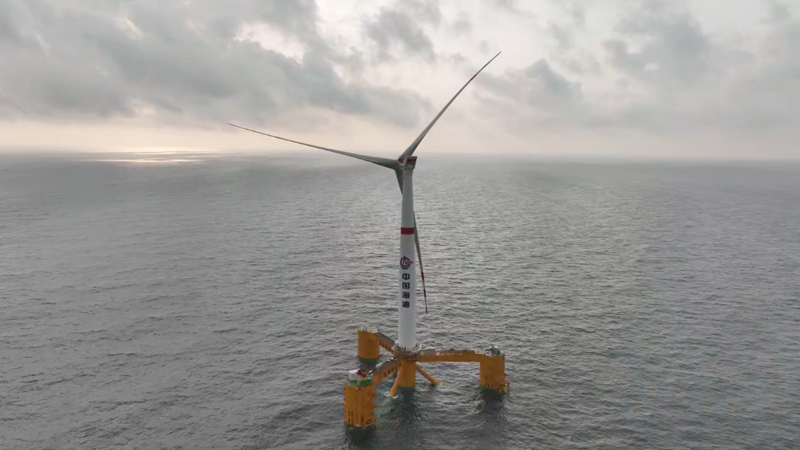 远眺我国首座深远海浮式风电平台“海油观澜号”。受访者供图