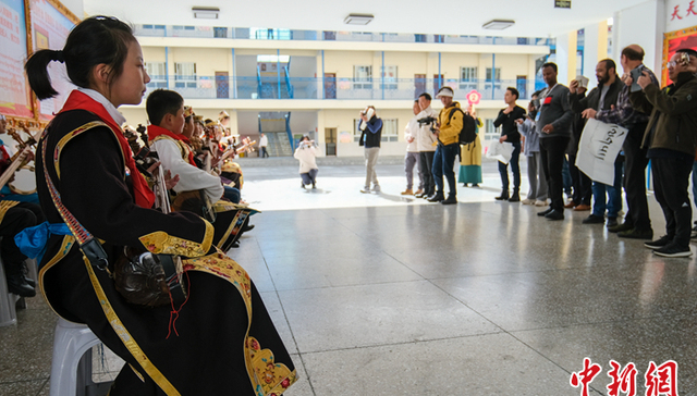 藏文书法,林芝,弹奏,驻华大使,第二小学,多国,学校,扎西德勒,老师,参访团