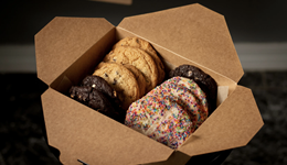 10块钱解决两餐饭，年轻人爱上“剩菜盲盒”