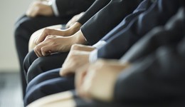 學習時報：把促進青年就業(yè)創(chuàng)業(yè)擺在更加突出位置