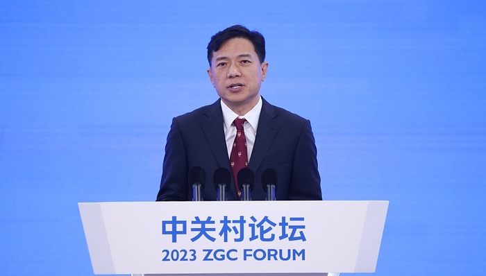 李彦宏：10年后全世界有50%的工作会是提示词工程，百度要做第一个把全部产品重做一遍的公司