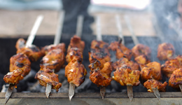 為了吃燒烤，我跟低價(jià)旅行團(tuán)去了一次淄博