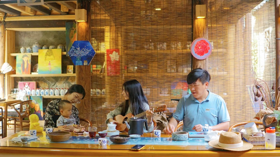 游客在胡文亮的“文创空间”内感受慢生活。受访者供图
