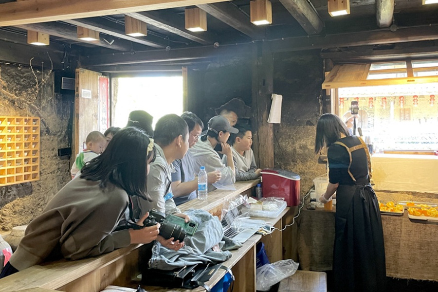 90后创业青年陈忠业开的鲜榨果汁店人头攒动。受访者供图