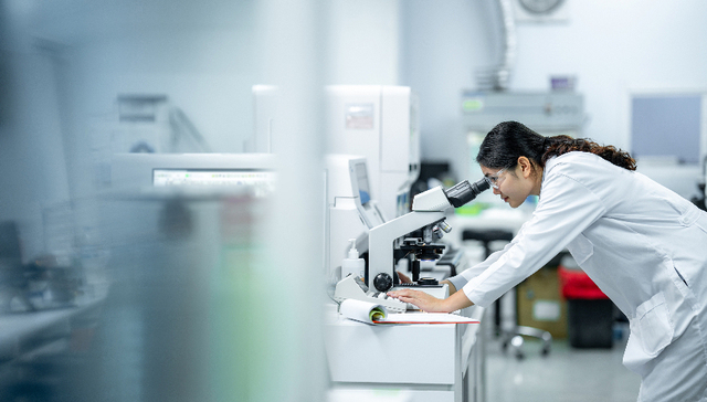 从“躺赚”到下乡，跨国药企如何在华转型