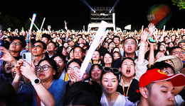 【图集】在鸟巢外听一首五月天：各地密集“开唱”，演唱会经济复苏