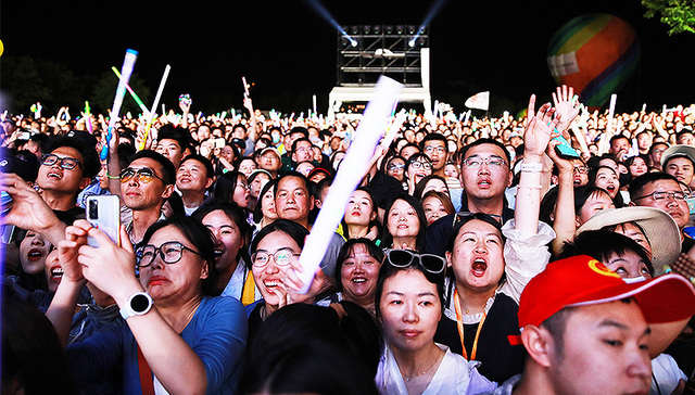 【图集】在鸟巢外听一首五月天：各地密集“开唱”，演唱会经济复苏