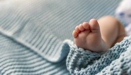 衛(wèi)健委專家撰文：呼吁取消生育支持政策的孩次差異和戶籍限制