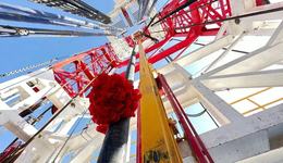 中国第一口万米深井开钻