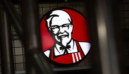 为了肯德基的两只狗，一群成年人“疯”了