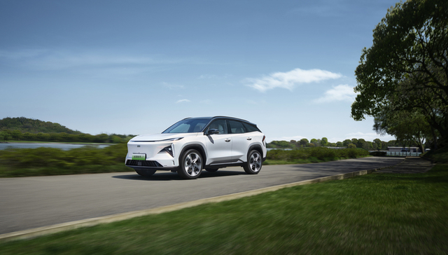 吉利银河L7起售价较同级竞品比亚迪宋PLUS DM-i下探1.61万元，插混市场卷出新高度