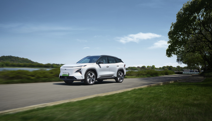 吉利银河L7起售价较同级竞品比亚迪宋PLUS DM-i下探1.61万元，插混市场卷出新高度