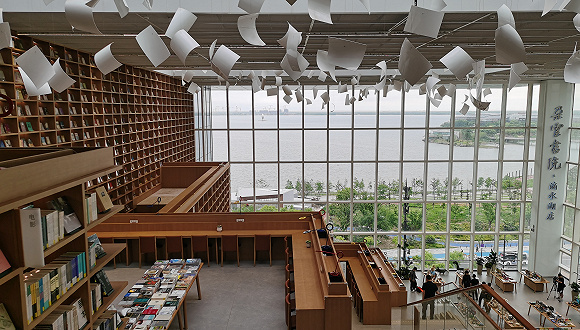 朵云书院滴水湖畔开新店，设有上海市精神卫生中心荐书专柜