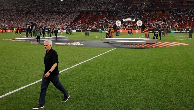 塞维利亚胜罗马捧起欧联杯，穆帅欧战决赛首败扔奖牌、追骂裁判