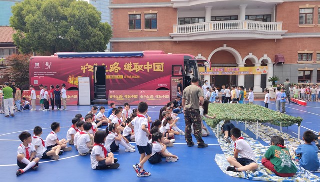 “红色大巴”开进校园，在“六一节”为静安师生送上爱国主题艺术“大礼包”