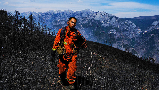 【图集】直击四川凉山木里大火：火灾系雷击引发，火场外线已无明火