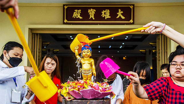 每周奇趣掠影丨美国纽约咖啡店首现机器人咖啡师；印尼举行沐佛仪式