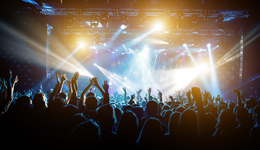 追演唱会的年轻人：硬斗黄牛，跨城赶场，花销过万