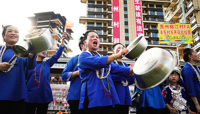 【图集】获胜奖励猪脚，打造足球之夜：黔东南“村超”开赛！