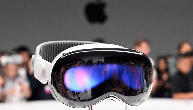 Apple announces long-awaited mixed-reality goggles