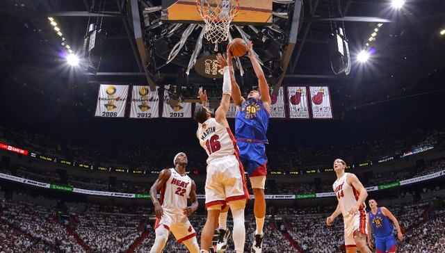 NBA总决赛G3掘金客场取胜，约基奇成为首位总决赛单场“30+20+10”球员