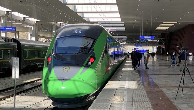 拉萨至林芝铁路一隧道线路地基下沉，两地间往返列车停运