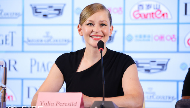 金爵奖入围影片《妮娜》首映：当不满足于平淡的美满生活时，你会冒险吗？