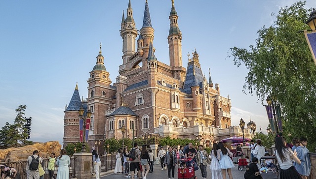 一游客穿联名汉服进迪士尼被拦，主题乐园有明确着装规定