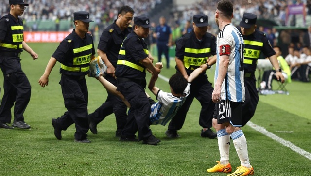 “热血少年”拥抱梅西圆梦，“半路杀出”的冲场事件抢夺观赛眼球