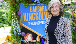 芭芭拉·金索沃再获女性小说奖，新作关注家乡药物成瘾问题｜文化周报