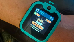 今天，我给60岁的父亲戴上了儿童手表