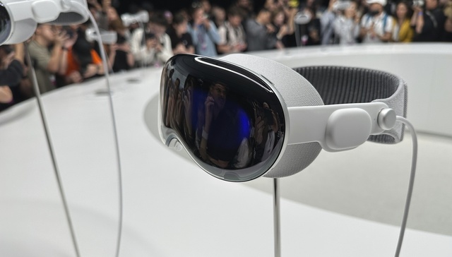 Will Vision Pro turn the lights on for VR and AR?