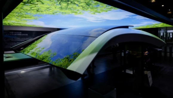 一边开车一边充电，伟巴斯特的太阳能车顶实现了