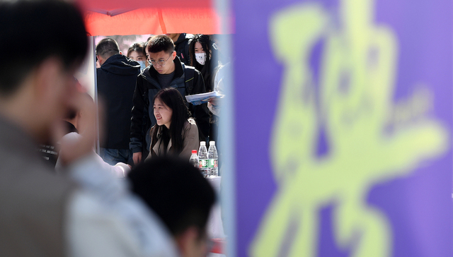 青年就业为何与服务业复苏相背离？数据剖析与四点启示