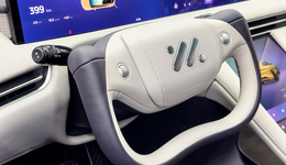 傳半幅方向盤車型暫停上牌，特斯拉、智己銷售回應(yīng)政策未變動