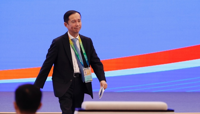 Who is Daniel Zhang and why is he important to Alibaba