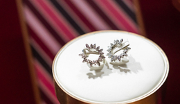 周大福下沉，不能只靠小红书