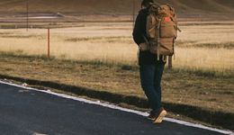 38℃高温下徒步的年轻人