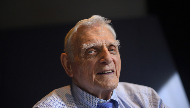 “锂电池之父”古迪纳夫逝世，97岁获得诺贝尔奖