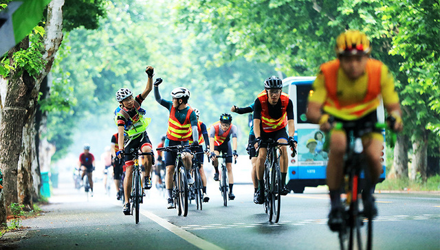 【图集】都市“骑行热”：男性爱好者占多数，老年群体增长显著