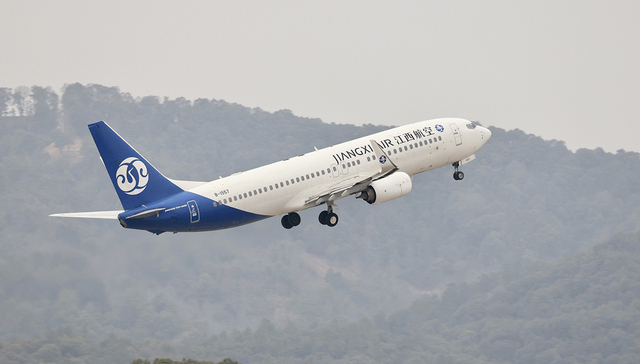 老太换座不成转而骂人，飞机上为何不能随意改座？