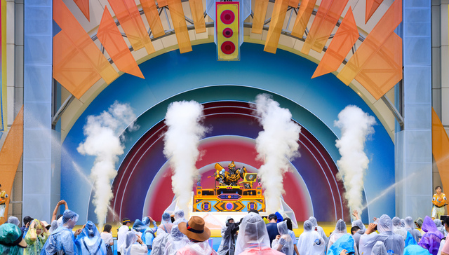 大黄蜂化身DJ打碟，北京环球度假区“环球酷爽夏日”玩水派对清凉上线