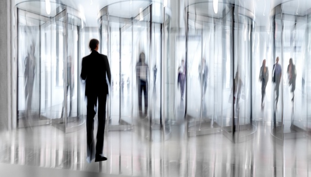 【深度】焦虑、碰壁与割裂，B站被困商业化“旋转门”