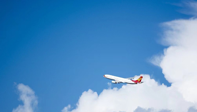 新海航实行“一人多岗”制，旺季期间地勤兼做空乘