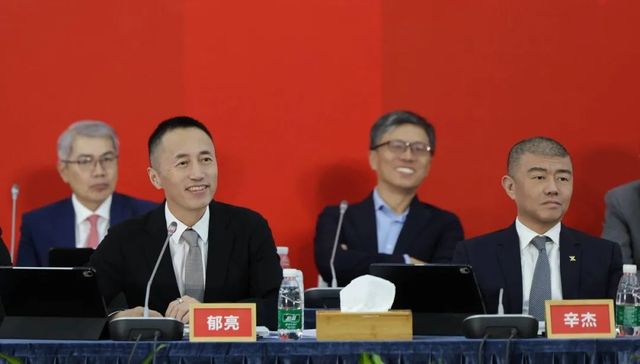 直击万科股东会：脱胎换骨进行时，郁亮回顾三年“百感交集”