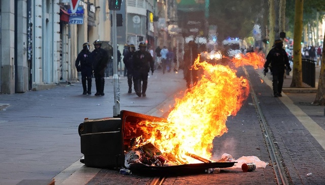 法国骚乱进入第五天，马克龙遭遇新难题