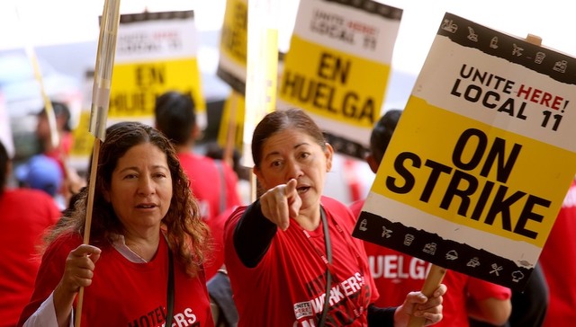 酒店娱乐两大支柱同时罢工，如何影响美国第二大城市？
