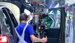 探访“汽车之城”嘉定：传统供应链中小企业投向海外市场，芯片与软件产业布局已形成｜一线经济笔记