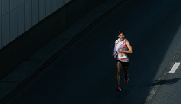 体育品牌们的两场“马拉松”，开始了