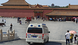 故宫抢票要靠黄牛，北京持续高温旅游却异常火爆